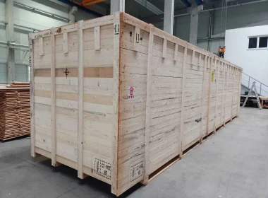 Herstellung übergroßer Exportkisten inklusive produktspezifischer Fixierung und präziser Sicherung