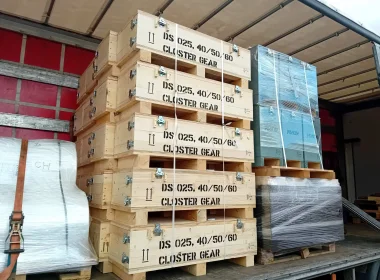 Wiederverwendbare Transportverpackungen mit abschließbaren Beschlägen
