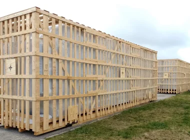 Kombination aus Schrumpffolienverpackung und Holzverschlag - kosteneffiziente Exportlösung für Maschinen und Produktionslinien