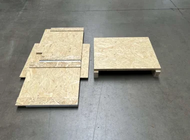Widerstandsfähige, wiederverwendbare Faltkiste im zerlegten Zustand - ideal für platzsparende Lagerung und kostengünstigen Transport