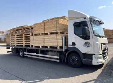 Transport von Hunderten Faltkisten in einer Lieferung - dank platzsparender Konstruktion möglich
