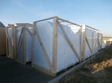 Kombination aus Holzverschlag und Schrumpffolienverpackung für erhöhten Schutz