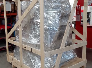 Kombination aus Holzverschlag und Aluminiumfolie mit Trockenmitteln und Korrosionsschutz - kosteneffiziente Überseeverpackung für den weltweiten Export