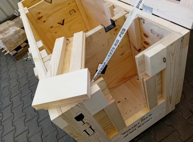 Gehobelte Holzverpackung mit Polsterung, Beschlägen und maßgeschneiderter Innenkonstruktion