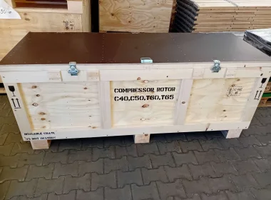 Robuste Transportkiste nach Maß mit Metallbeschlägen