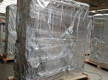 Einschweißen von Exportgütern in Aluminiumfolie mit Trockenmitteln - Schutz für bis zu 36 Monate