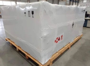 Verpackung in Schrumpffolie mit VCI-Schutz und Stoß- und Kippindikatoren