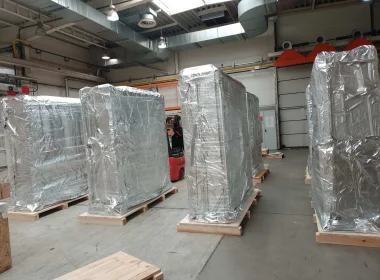 Einschweißen von Schaltschrankanlagen in Aluminiumverbundfolie mit VCI - maximaler Schutz vor Feuchtigkeit und Beschädigung