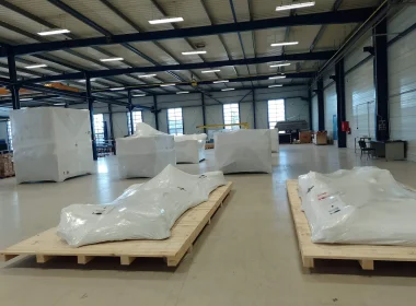Industrielle Verpackung von Maschinen, Produkten und Zubehör in Schrumpffolie