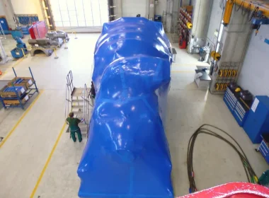 Verpackung einer kompletten Kraftwerksturbine in Schutz-Schrumpffolie