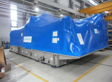 Verpackung großer Maschinenbaukomponenten in Schutzfolie und Vorbereitung für den Export