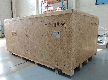 Exportverpackung einer Maschine beim Kunden vor Ort – mit Stoß- und Kippindikatoren sowie Stahlverstärkungen für die Kranverladung