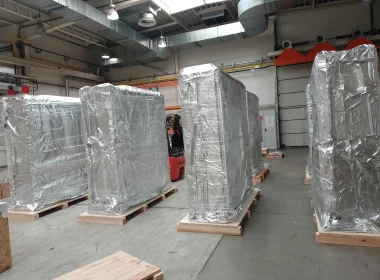 Überseeverpackung von Schaltschrankanlagen in Aluminiumfolie mit Korrosionsschutz – Vor-Ort-Verpackung in ganz Deutschland
