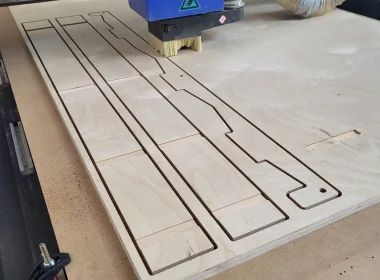 Präzise CNC-Bearbeitung von Holz- und Kunststoffplatten