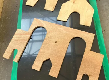 CNC-gefräste Formteile für Exportverpackungen - passgenaue Schaum- und Holzeinlagen für sicheren Produktschutz