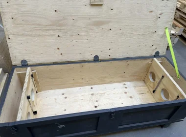 Robuste Polsterverpackung mit 3D-CNC-gefrästen Fixierungen für den Lufttransport empfindlicher Geräte