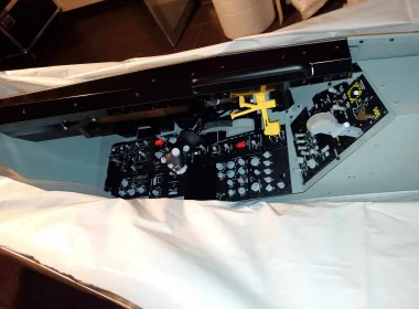 Exportverpackung für zentrales Cockpitmodul mit stoßsicherer Fixierung und mit dem Korrosionsschutz für empfindliche Avionik