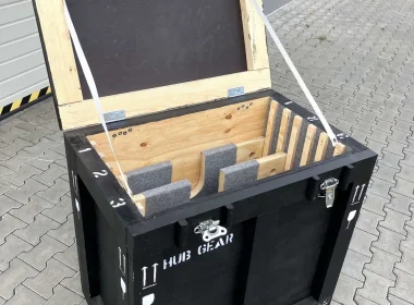 Lackierte Sonderkiste mit 3D-CNC-gefrästen Auflagen für Rundkomponenten - geeignet für den mehrfachen Einsatz 